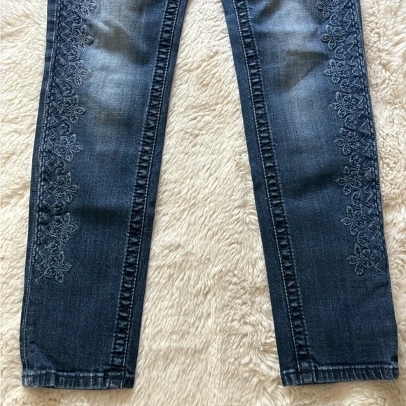 Miss Me - Mid Rise Cuffed Skinny Floral Embroidered Denim Jeans - Picture 3 of 9